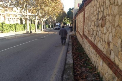 En aquest tram del carrer només hi ha vorera a un dels costats.