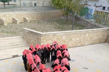 Els estudiants han fet una imatge gràfica amb llaços humans.