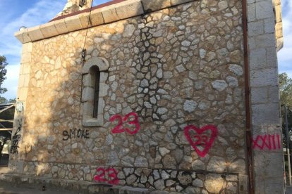 Imagen de las pintadas que unos vándalos han realizado en la Ermita de la Salut.