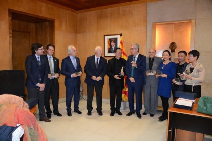 Imagen de la recepción de la delegación China por parte de Josep Fèlix Ballesteros.