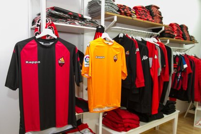 La esperada camiseta del Reus se pone en venta sin patrocinador