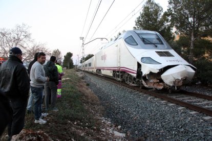 Descarrila un tren a Mont-roig del Camp sense causar ferits en xocar contra una pedra