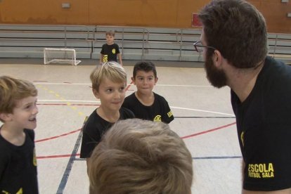 Alguns jugadors, escoltant les instruccions de l'entrenador.