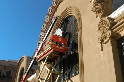 Imagen del reloj restaurado de la fachada del Mercado Central.