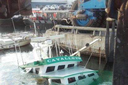 Imatge de l'embarcació Cavallets, que s'ha enfonsat aquest dijous a la matinada al Port de Tarragona.