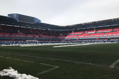 Imatge del camp de l'Osasuna on e spot veure la neu retirada pels operaris del club.