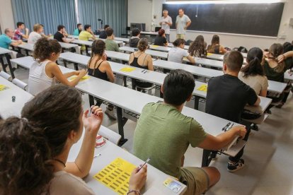 Imagen de archivo de unas pruebas de selectividad ceelebrades en el Campus Cataluña de la URV.