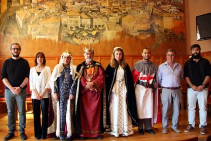 El president de l'Associació Medieval de la Llegenda de Sant Jordi, entitat organitzadora de la Setmana Medieval, Joan López, i l'alcalde de Montblanc, Josep Andreu, junt amb Ariadna Ferrer, regidora de Turisme, i Oriol Pallissó, regidor de Festes, i els