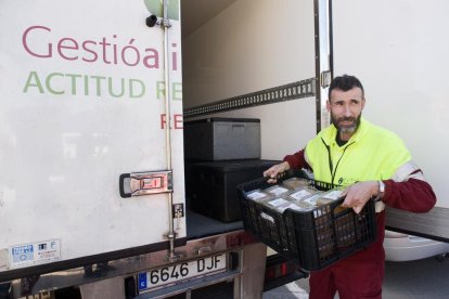 Una imatge d'arxiu d'un operari de la xarxa, amb carmanyoles.