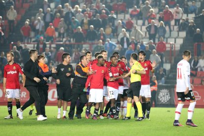 Una imatge post-partit, a la gespa del Nou Estadi.