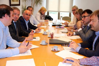 Plano general de la reunión del secretario de Hacienda, Lluís Salvadó, con los delegados del Gobierno del Ebro y Tarragona y los consejos comarcales del Baix Camp y la Ribera de Ebro.