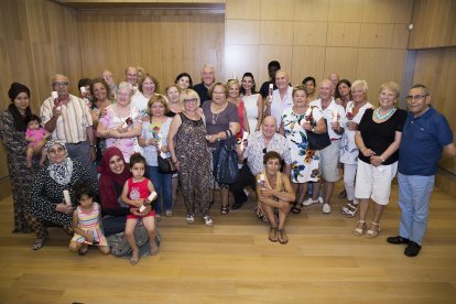 Alumnes, autoritats i la professora de l'Aula de Formació d'Adults de la Pineda.