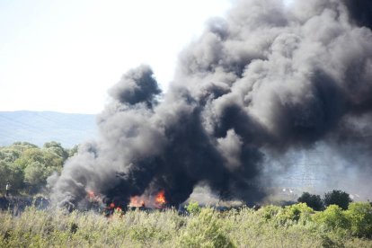 Incendi de matolls i tubs de plàstic al polígon Riuclar de Tarragona