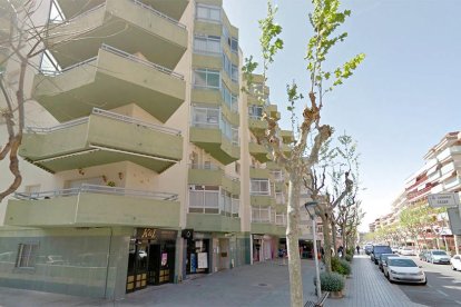 Imatge d'un dels carrers de Salou on es poden veure terrasses tancades