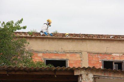 Operarios de una empresa especializada en la retirada de los materiales realizados con amianto, en una imagen de archivo.