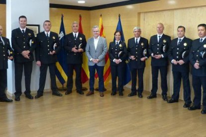 Salou entrega el pin de plata a la primera promoción de agentes de policía Local por sus 25 años de servicio