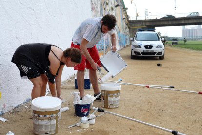 Imatge dels voluntaris que es disposaven a recollir el material.