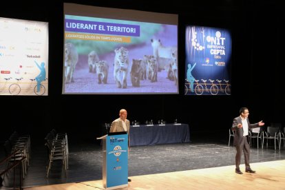 Lideratges sòlids en temps líquids. Liderant el territori