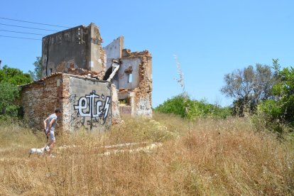 La masía está abandonada desde hace cuatro años, pero según dicen los vecinos, tiene propietario.