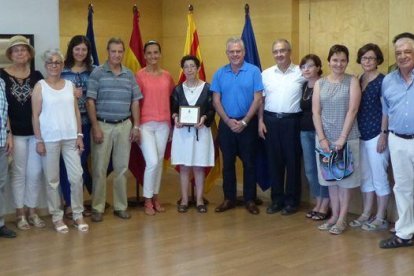 Foto de l'acte d'entrega de la placa commemorativa a Dolors Cedó.