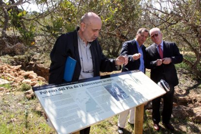 Pla obert de Jordi Padró, de l'empresa Stoa, darrere d'uns dels cartells informatius del polvorí de Letícia, amb l'alcalde de Vandellòs, Alfons Garcia, i el president del CAT, Antoni Huber, al fons. Imatge del 18 d'abril del 2016