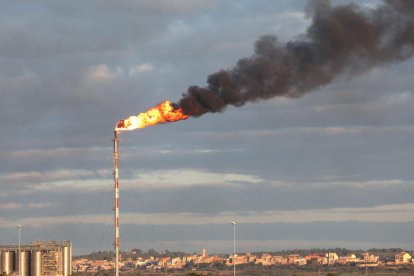 Imagen de archivo de humo saliente de la planta de cogeneración.