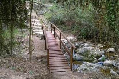 Passera de fusta al Gaià, similar a la que es posarà al pont de Santa Tecla, a Tarragona.