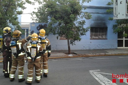 Quatre dotacions dels Bombers han pogut apagar el foc en mitja hora, aproximadament.