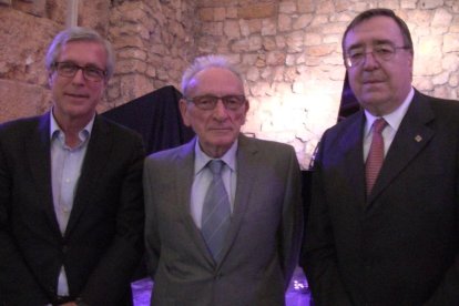 Josep Fèlix Ballesteros, alcalde de Tarragona, Rafael Gabriel, homenajeado y expresidente de la Reial Societat Arqueològica Tarraconense, y Joan Josep Marca, presidente de la Fundació Privada Mútua Catalana.