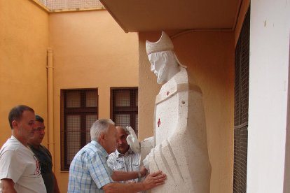 L'estàtua del Bisbe Sant Fructuós ja està col·locada al pati del Museu Bíblic.