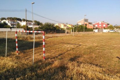 El campo de fútbol, igual que la pista de petanca, está lleno de hierbas que no dejan jugar a los niños.