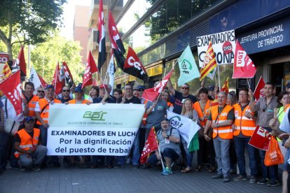 Imatge d'arxiu d'examinadors de trànsit protestant davant la