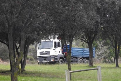 Un camió d'alt tonatge circulant per Parc de la Muntanyeta.