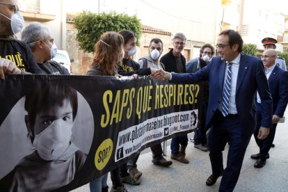 El conseller Rull saludant els membres de la Plataforma Cel Net que han protestat a les portes del Casal Cultural de la Pobla de Mafumet.