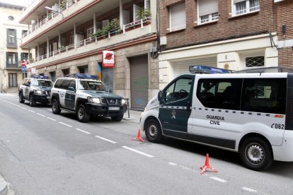 Vehicles policials de la Guàrdia Civil al carrer del barri de Sarrià on té el domicili l'extinent d'alcalde de Barcelona, Antoni Vives.