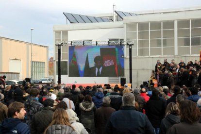 La Plaça 1 d'octubre de Sant Julià de Ramis durant la intervenció de Puigdemont per videoconferència.