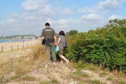 Imagen de los Agentes Rurales este pasado viernes, con la especie invasora, Ailant, en el lado.