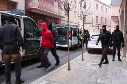 Moment en què s'emportaven a un dels detinguts.