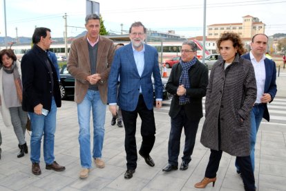 Rajoy acompanyat d'alguns membres del PP que han participat en un acte a Mataró.