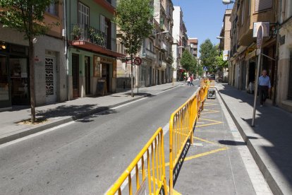 La calle Ample cortada prohibiendo el aparcamiento antes de las obras.