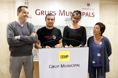 Plano medio de los concejales de la CUP de Reus Xavier Angelergues, Edgar Fernández, Marta Llorens y Mariona Quadrada, en rueda de prensa en el Ayuntamiento el 3 de abril del 2017