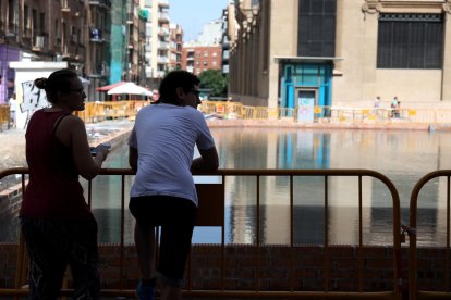 Els vinants veien amb sorpresa com la plaça es convertia en una piscina.