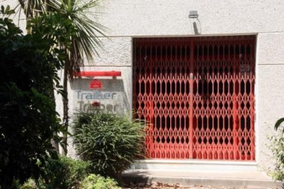 Una reixa manté barrada l'entrada a l'antiga nau de Traiber a Reus.