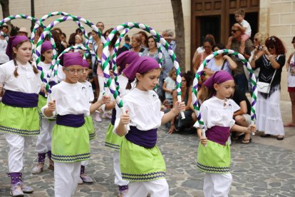 Torredembarra es va omplir de festa, ahir, amb la cercavila del Seguici Popular.