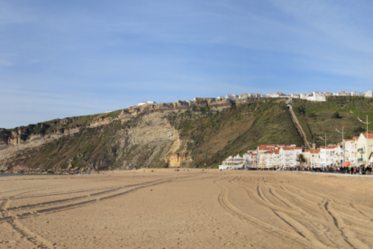 Van ser arrossegats per les onades en una platja de Nazaré, al nord de Lisboa.