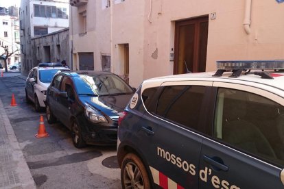 El despliegue policial en la calle Priorat de Valls este martes.