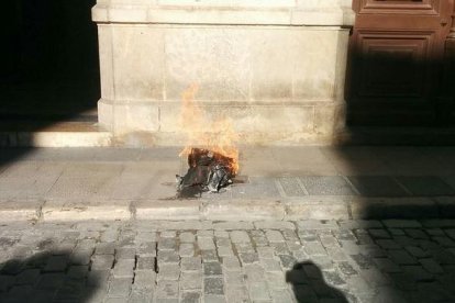 Imatge de l'acte de la 29a crema de la Constitució.