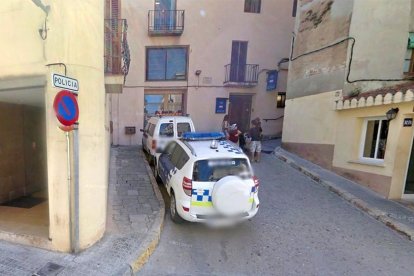 Imagen del acceso a las dependencias de la Policía Local de Valls.