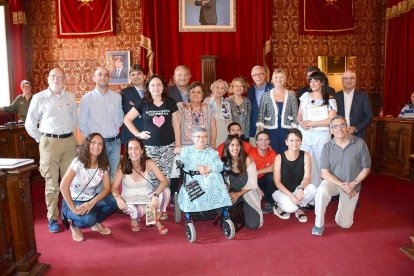 Imatge de grup dels premiats que aquest divendres han estat rebuts per l'alcalde de Tarragona.