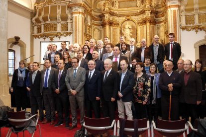 imatge dels alcaldes, presidents de diputació i consells, amb el conseller Rull, després de signar l'adhesió a l'acord de l'aigua de Rialb, al Paranimf de la Universitat de Cervera.